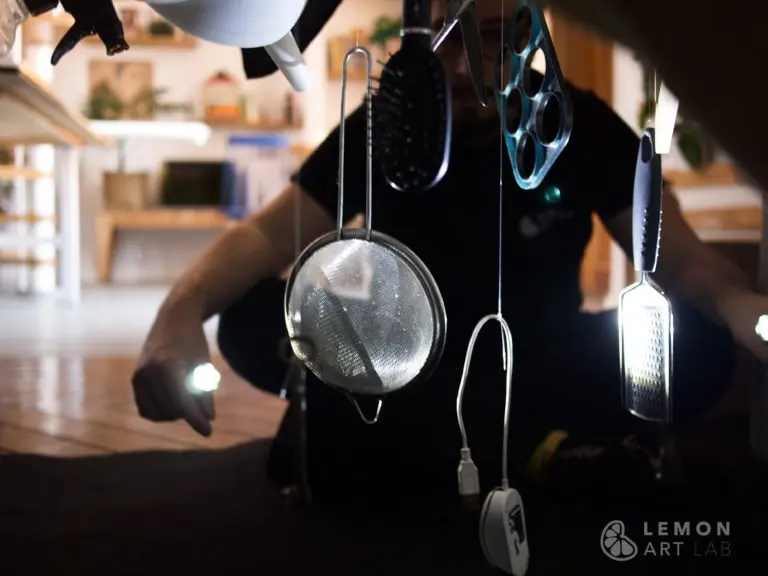 Artista prepara una instalación con objetos cotidianos