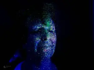 Mujer con pintura fluorescente