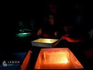 Familia en un taller de arte efímero