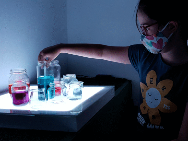 Niños experimentan con la mesa de luz