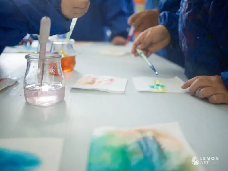Niños utilizan pipetas de forma creativa