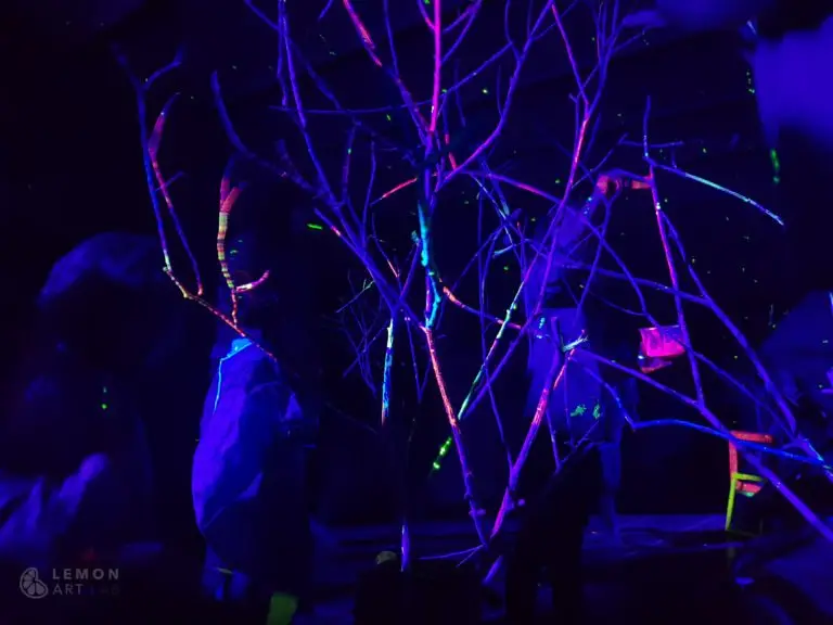 niños pintando en un bosque fluorescente villa matisse