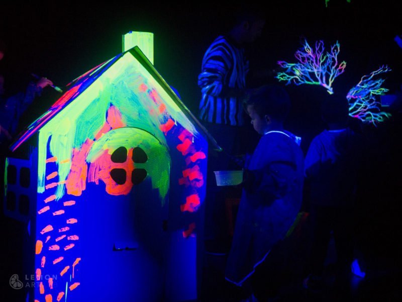 Niños creativos bajo la luz negra