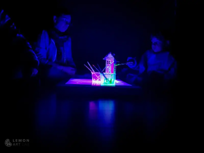 Familia pintando en luz ultravioleta villa matisse
