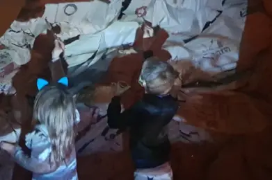 niños pintando cueva prehistórica