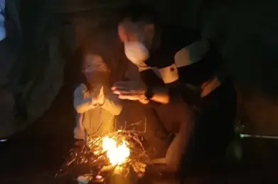 padre y niño en instalacion rupestre