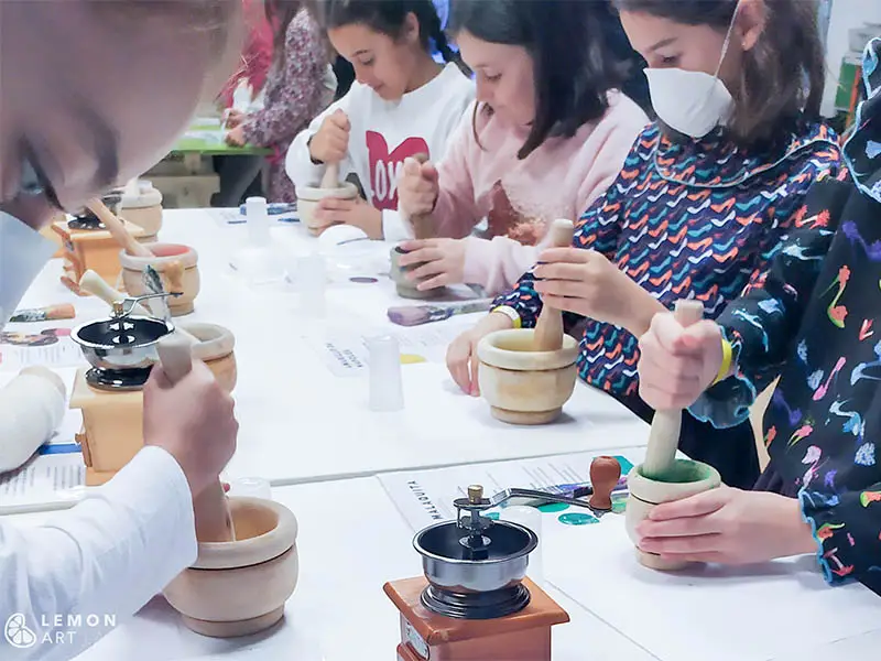 Niños trabajando con pigmentos tradicionales