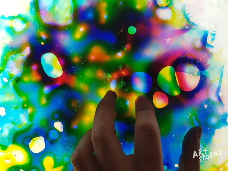mezclas de colores en la mesa de luz