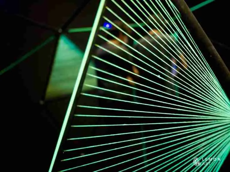 cupulas geodesicas con diseño de hilos matemáticas luz negra