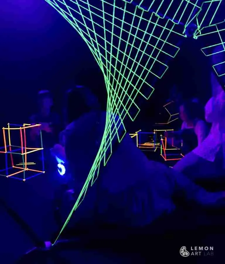 taller de arte y matemáticas bajo luz negra