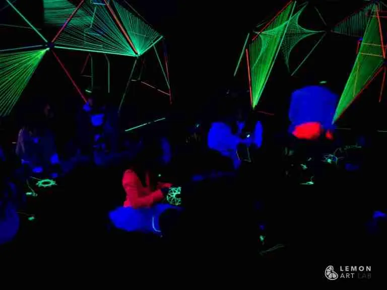 taller bajo luz negra arte y matermáticas con niños