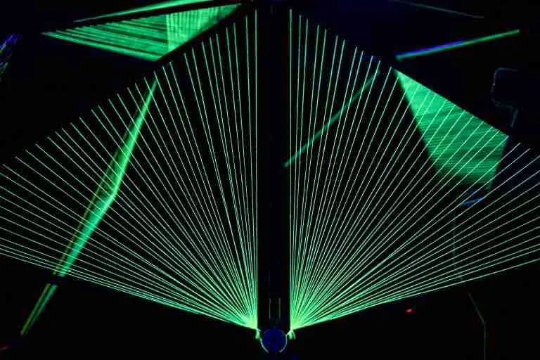 geometria fluor luz negra Art Stories