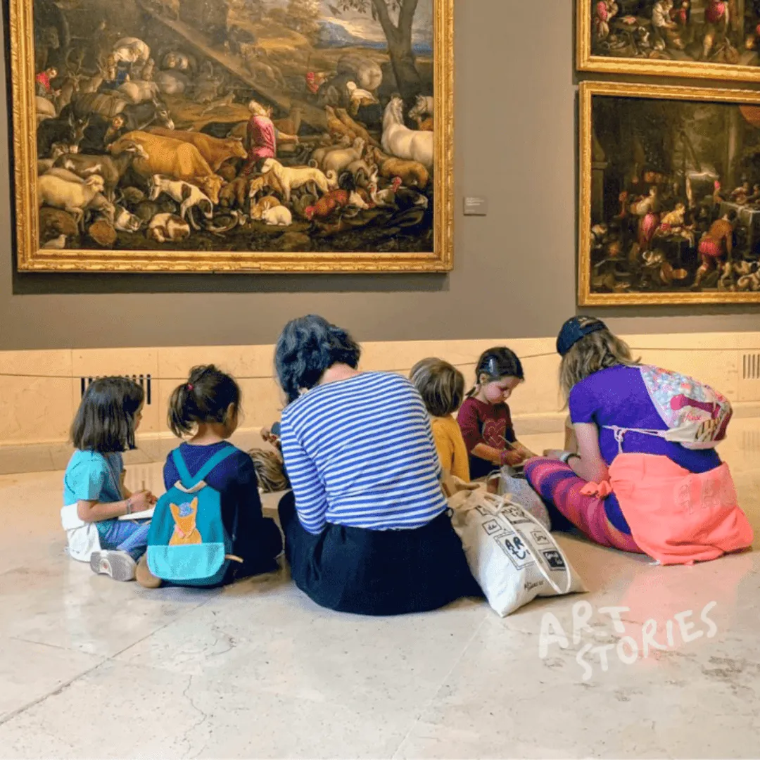 Familia disfrutando una actividad cultural en el Museo del Prado