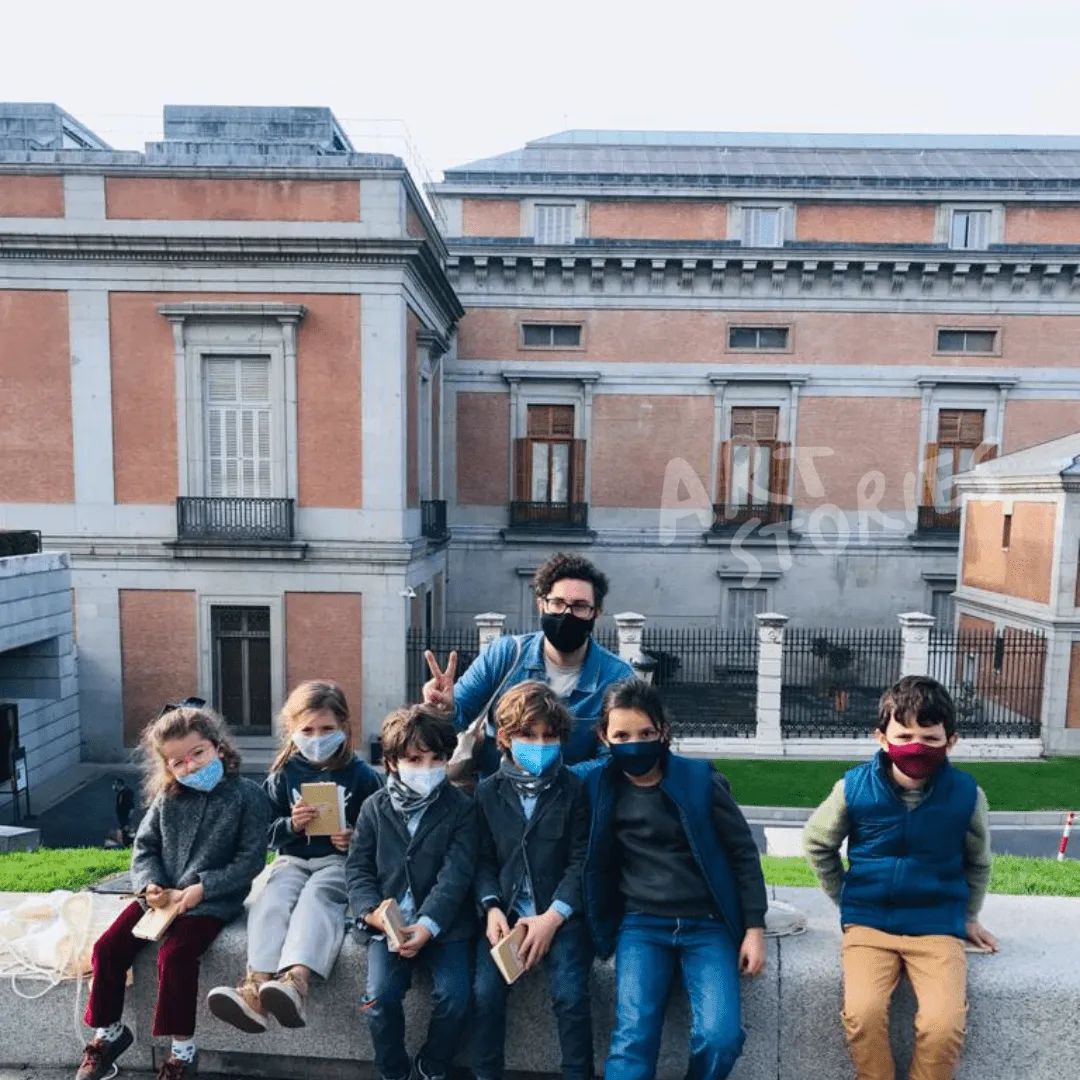 Padres y niños explorando la colección del Museo del Prado en Madrid