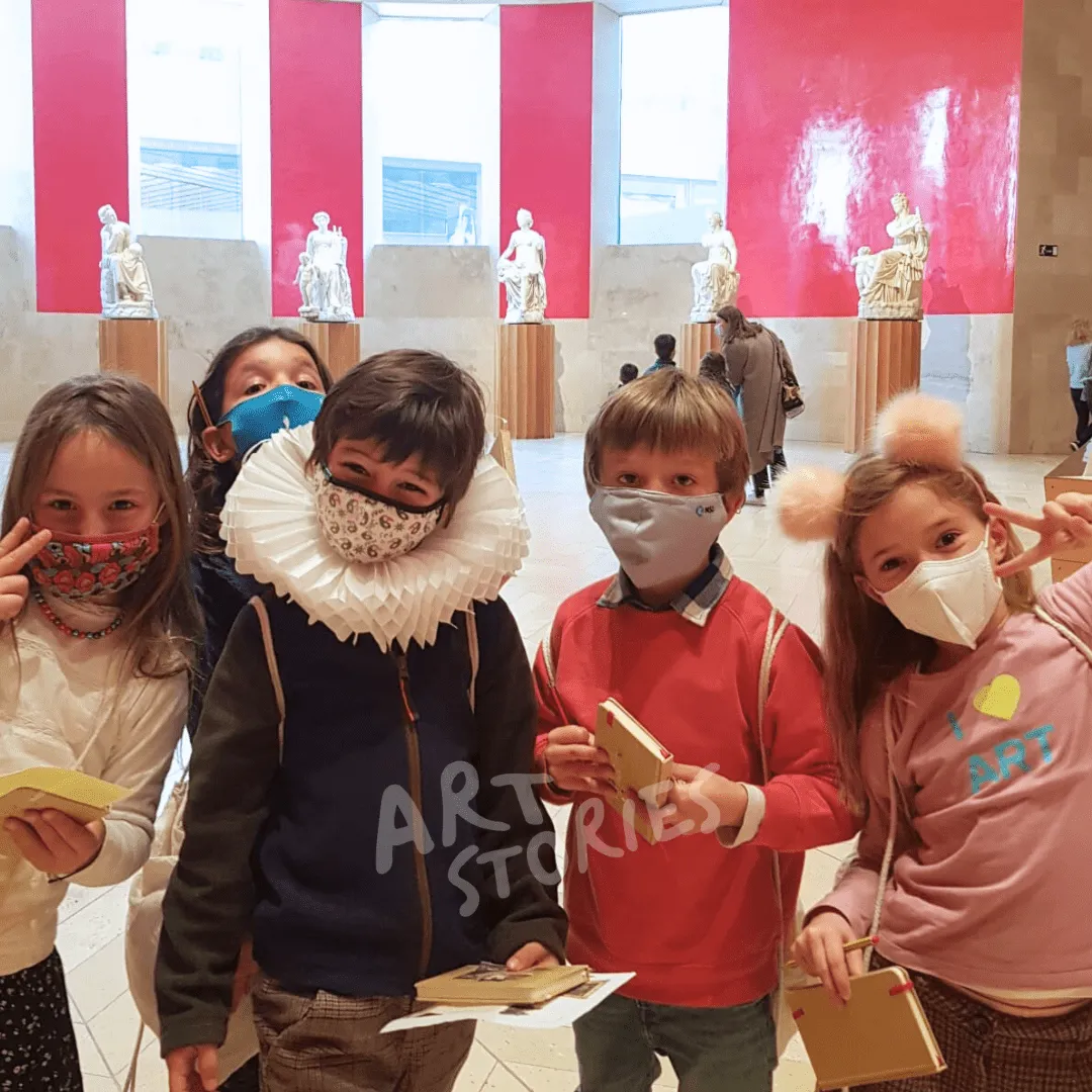 Niños participando en una visita guiada al Museo del Prado en Madrid