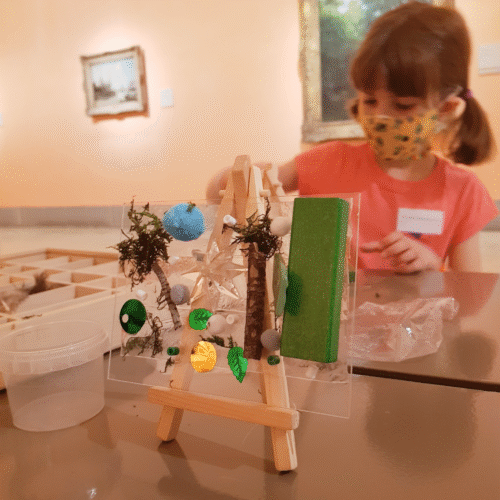 Taller artístico para niños durante visita familiar al Museo Thyssen