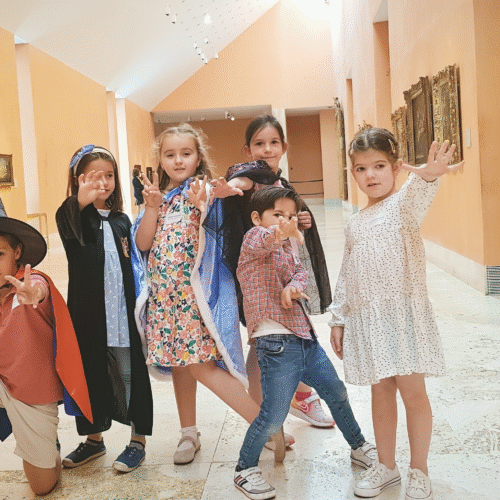 Grupo familiar observando una obra maestra en el Museo Thyssen